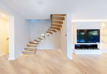 Treppe und Wohnzimmer