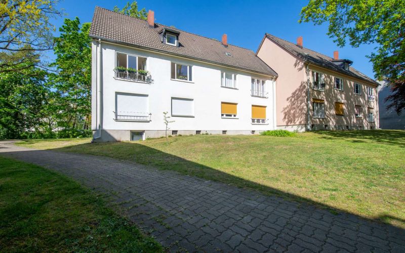 Hausansicht von der Gartenanlage