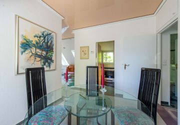 Esstisch mit Blick in die Küche