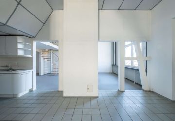 Großzügiger Essbereich mit offenem Raumkonzept und Blick ins Wohnzimmer