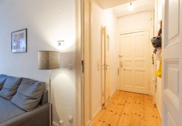 Wohn-/Esszimmer mit Blick in den Flur