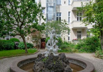  Begrünter Hof mit Brunnen