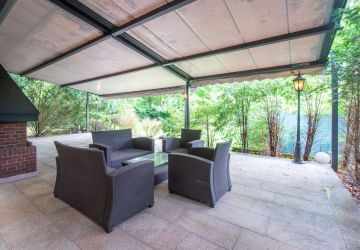 Großzügige Gartenterrasse mit Übergang in den Außenbereich