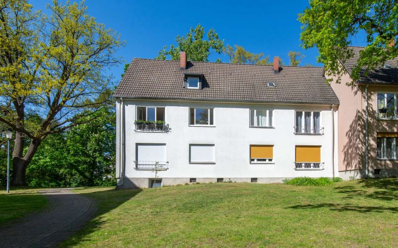 Hausansicht von der Grünanlage