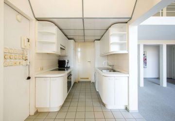 Küche mit Blick in das Badezimmer