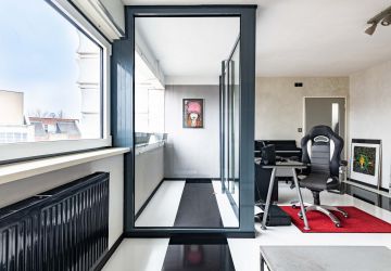 Wohnzimmer mit Blick auf Balkon