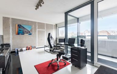 Wohnzimmer mit Blick nach außen.