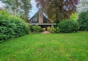 Gartenanlage mit liebevoll gestalteten Grünflächen und hoher Privatsphäre