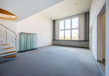 Lichtdurchflutetes Wohnzimmer mit großzügiger Fensterfront