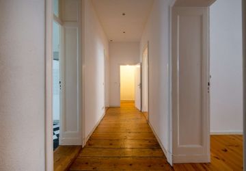 Flur mit Blick in die Wohnung