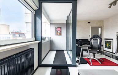 Wohnzimmer mit Blick auf Balkon