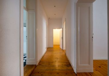 Flur mit Blick in die Wohnung