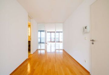 Diele mit Blick Richtung Wohnzimmer