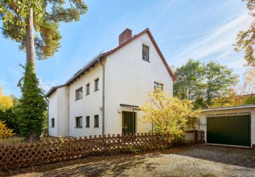 Hausansicht und Garage