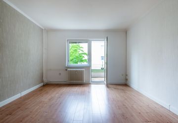 Wohnzimmer mit Balkon