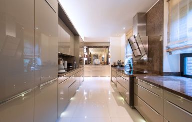 Designerküche mit exklusiver Ausstattung und zeitlos elegantem Design