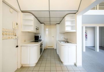 Küche mit Blick in das Badezimmer