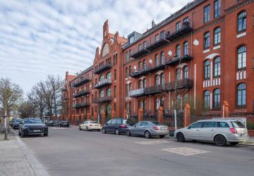 Hausfassade & Straßenansicht