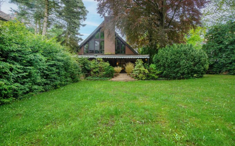 Gartenanlage mit liebevoll gestalteten Grünflächen und hoher Privatsphäre