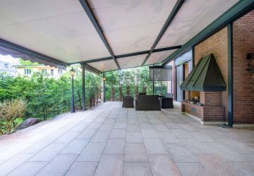 Großzügige Gartenterrasse mit Übergang in den Außenbereich