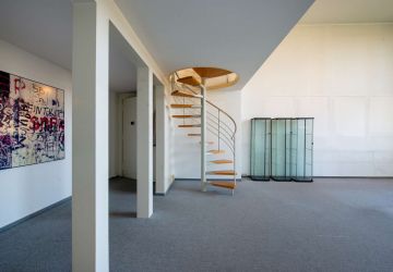 Wohnzimmer mit Blick auf die Wendeltreppe