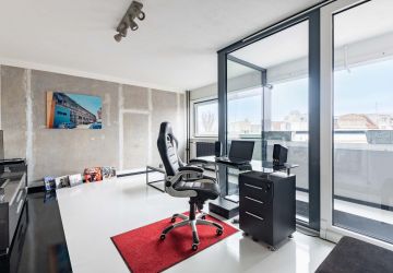 Wohnzimmer mit Blick nach außen.