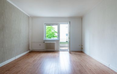 Wohnzimmer mit Balkon