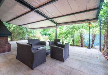 Großzügige Gartenterrasse mit Übergang in den Außenbereich